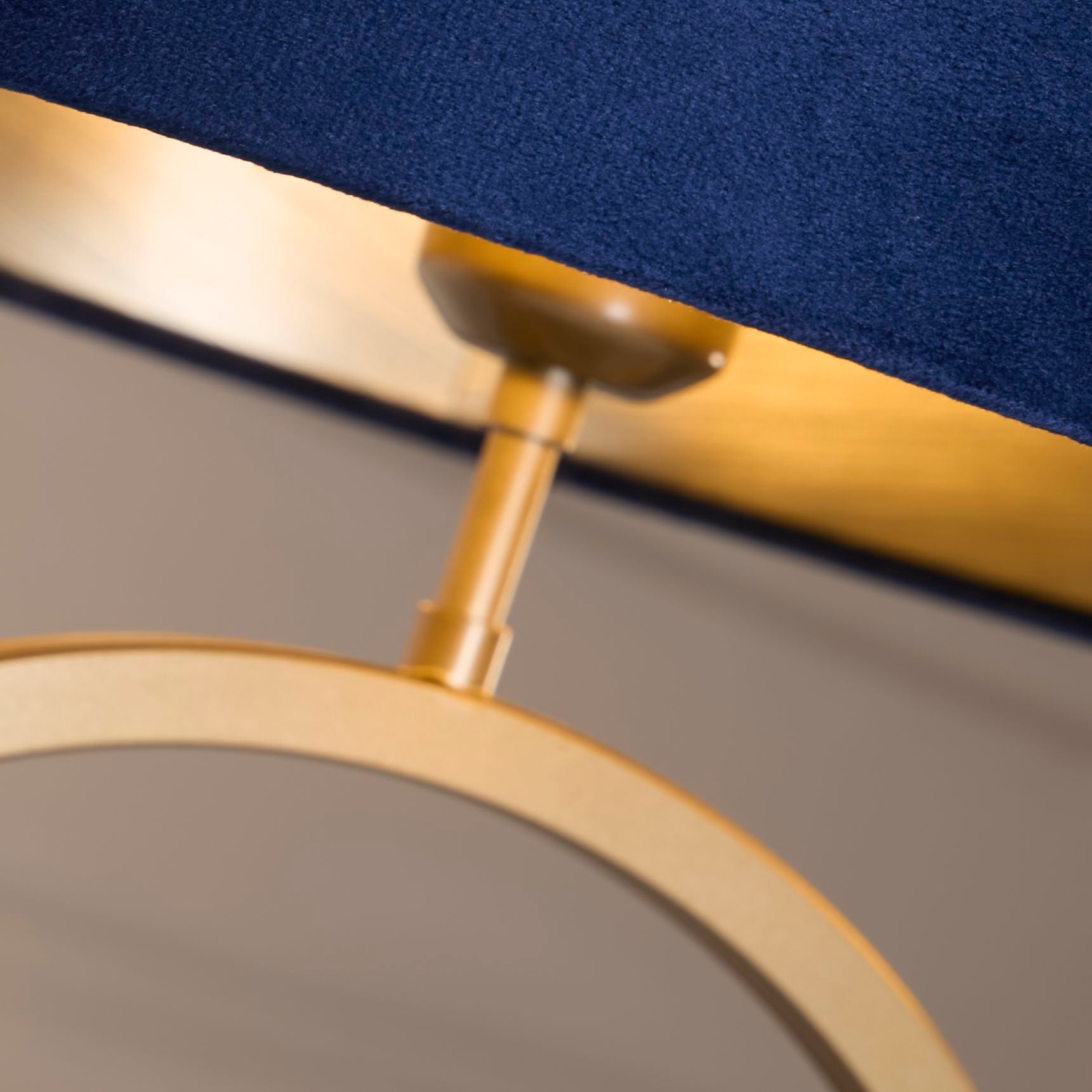 Elegant Table Lamp - Bronze