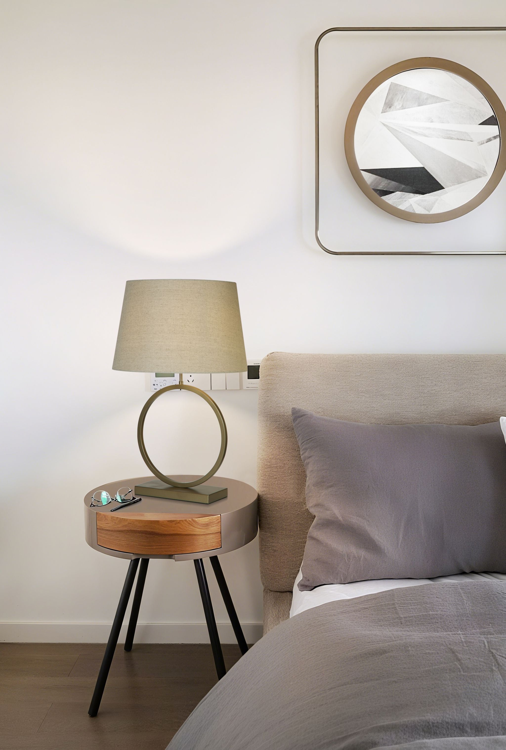 Elegant Table Lamp - Bronze